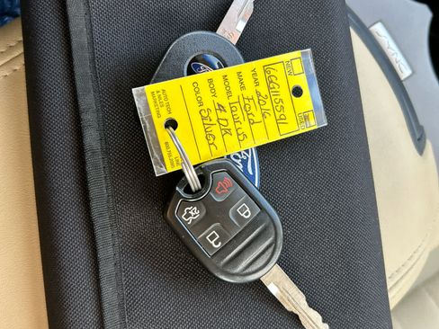 Used 2016 Ford Taurus SE FWD image 21