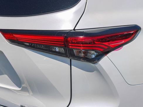 Used 2022 Toyota Highlander Platinum FWD image 11