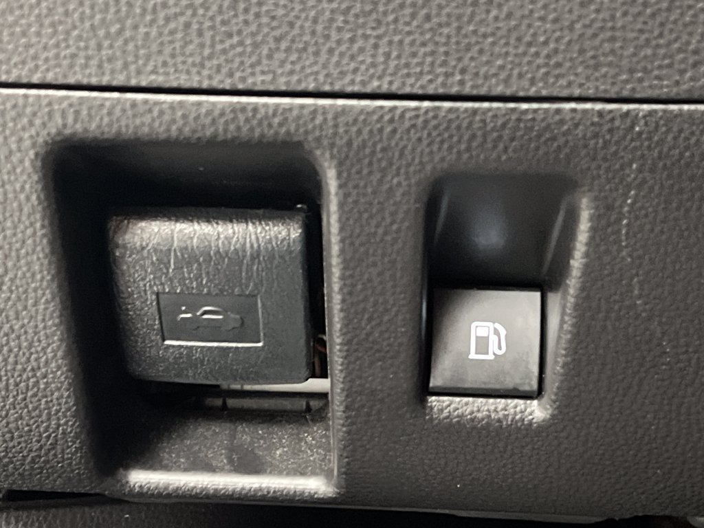 Used 2025 Toyota Highlander XLE FWD image 60