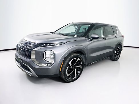 Used 2023 Mitsubishi Outlander SE image 3