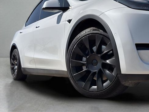 Used 2021 Tesla Model Y Long Range image 9