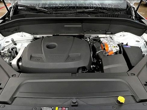 New 2025 Volvo XC90 T8 Core image 23