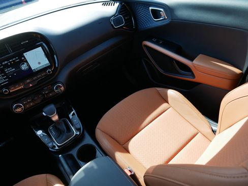 Certified 2025 Kia Soul EX image 11