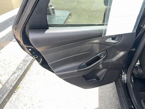 Used 2018 Ford Focus SE w/ SE Appearance Package image 11