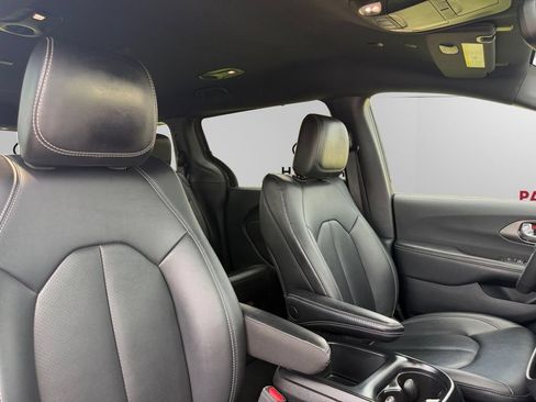Used 2025 Chrysler Pacifica Select FWD image 13