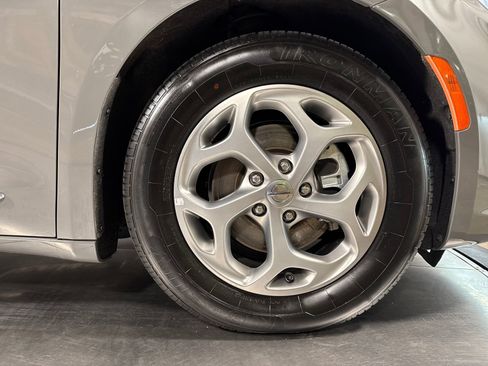 Used 2023 Chrysler Pacifica Limited FWD image 15