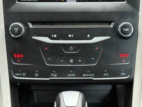 Used 2015 Ford Fusion SE w/ Equipment Group 202A image 23