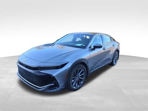 Used 2023 Toyota Crown Limited image 2