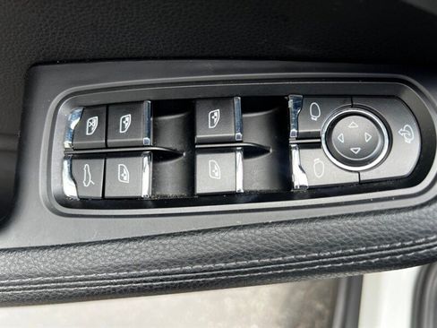 Used 2025 Porsche Macan w/ Premium Package Plus AWD/4WD image 28