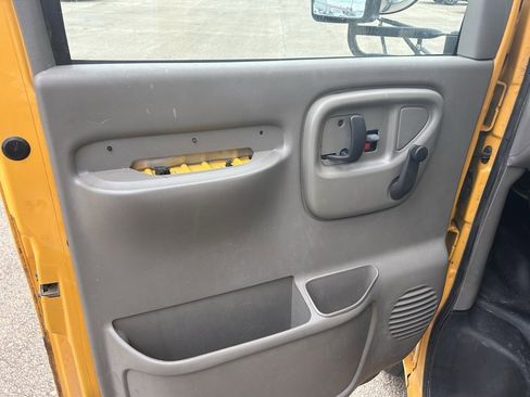 Used 2001 Chevrolet Express 3500 image 9