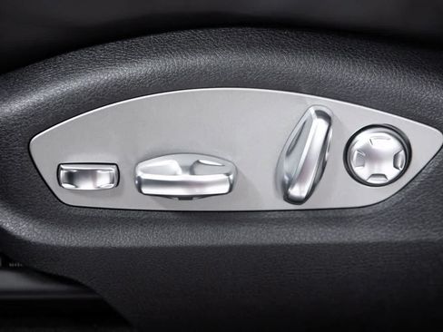 Certified 2026 Porsche Macan AWD/4WD image 23