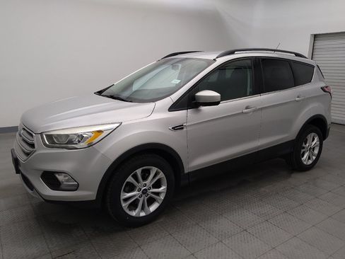 Used 2017 Ford Escape SE w/ Equipment Group 201A image 2