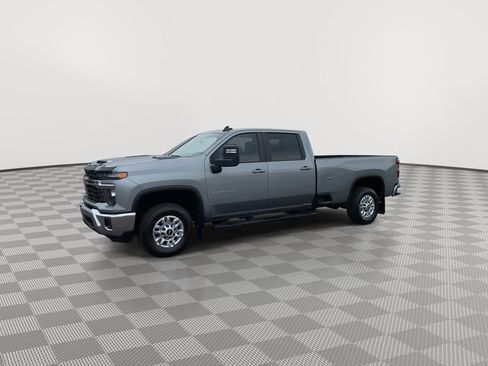 Used 2024 Chevrolet Silverado 2500 LT w/ Convenience Package AWD/4WD image 3