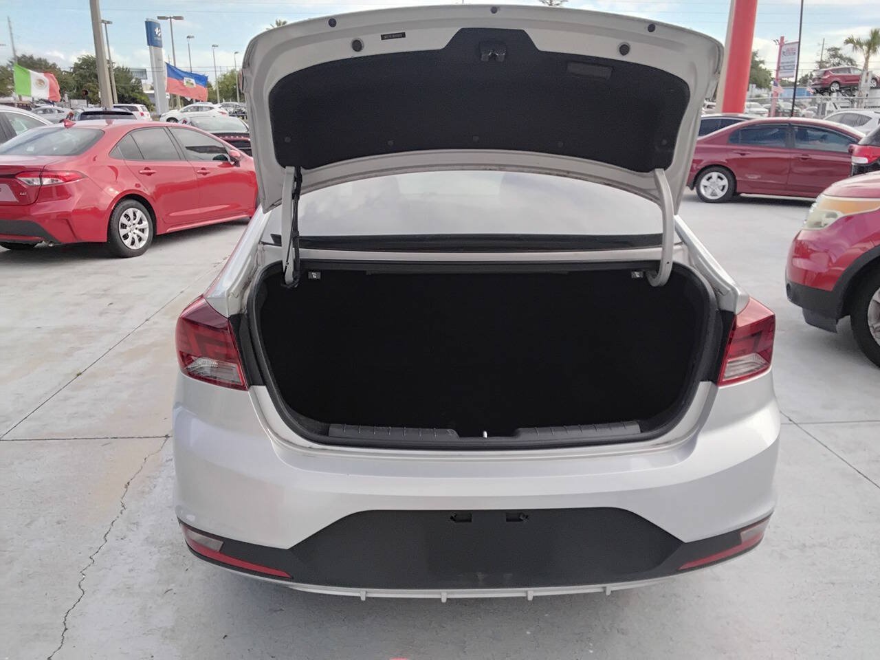 Used 2019 Hyundai Elantra SE w/ Cargo Package FWD image 9