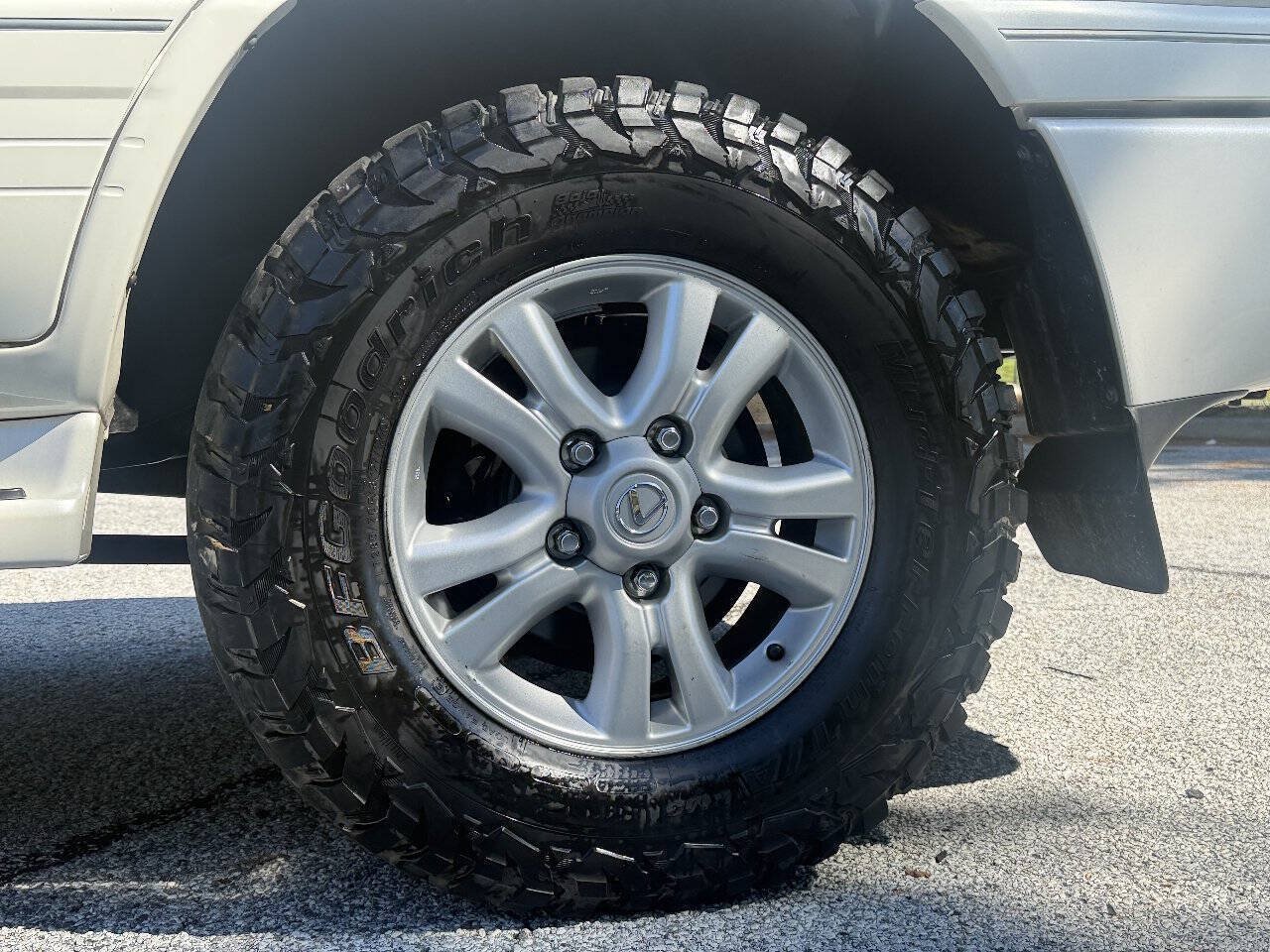 Used 2005 Lexus LX 470 4WD w/ Preferred Accessory Pkg image 22