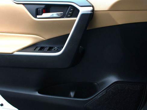 Used 2023 Toyota RAV4 XLE Premium image 14