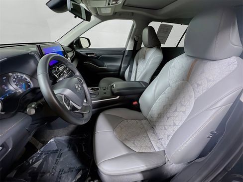 Certified 2023 Toyota Highlander Bronze Edition image 19