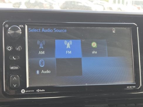 Used 2018 Toyota C-HR XLE FWD image 28