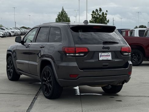 Used 2018 Jeep Grand Cherokee Altitude RWD image 4