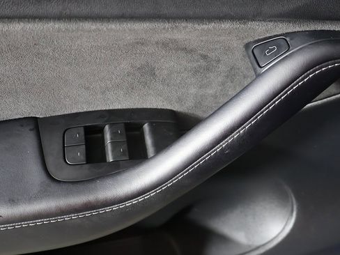 Used 2022 Tesla Model Y Long Range image 34