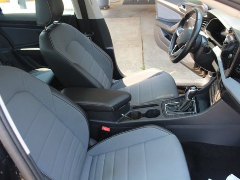 Used 2025 Volkswagen Jetta SE FWD image 21