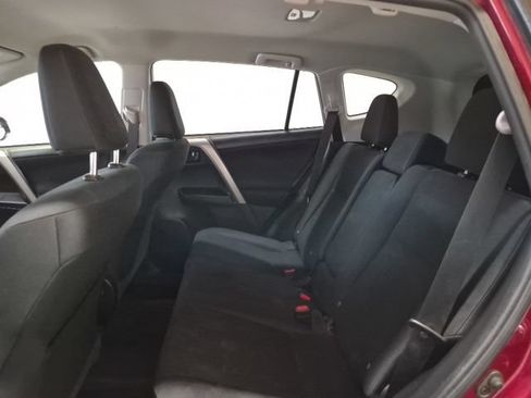 Used 2018 Toyota RAV4 LE FWD image 16