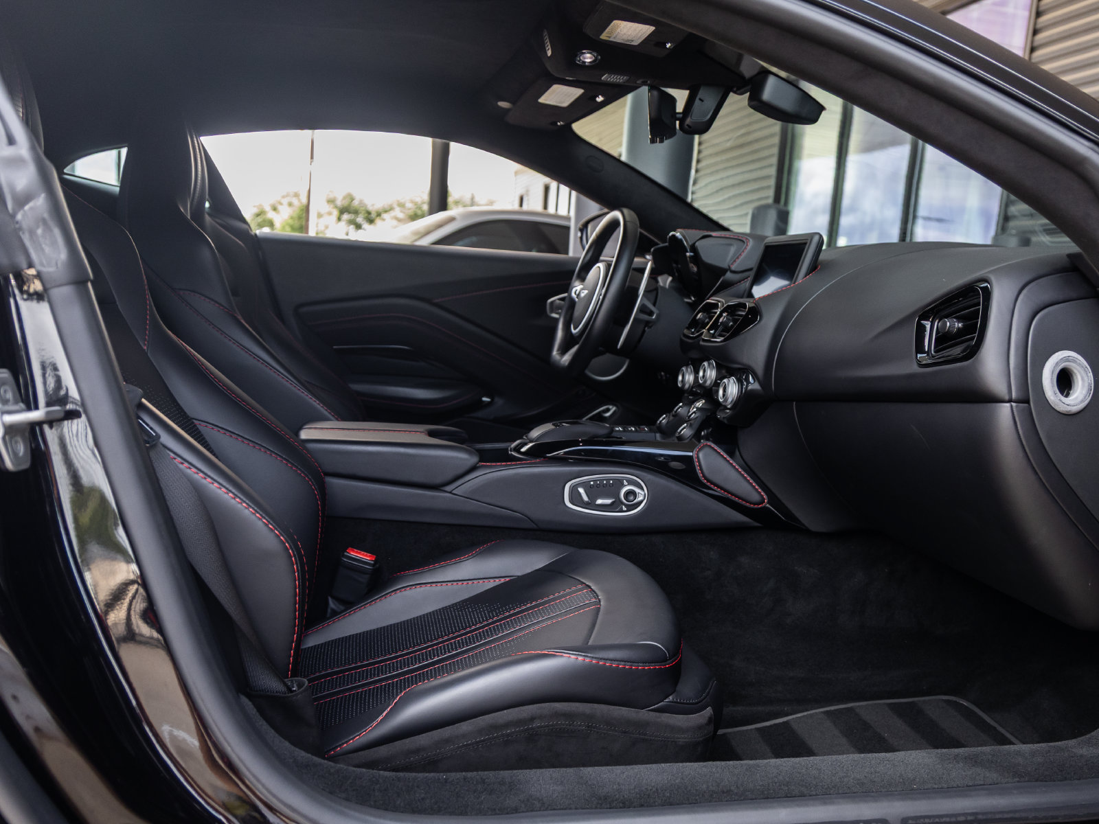 Used 2023 Aston Martin V8 Vantage Coupe RWD image 34