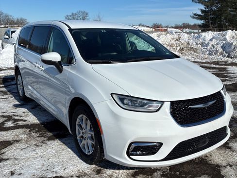 Used 2023 Chrysler Pacifica Touring-L image 7