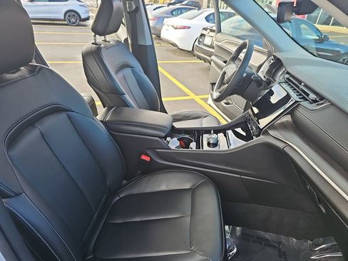 Used 2023 Jeep Grand Cherokee Limited image 10