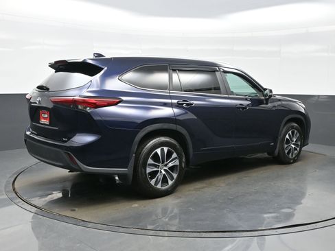 Used 2023 Toyota Highlander XLE image 6