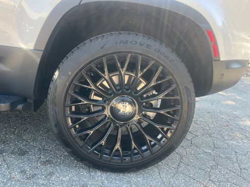 Used 2025 Land Rover Defender 110 S image 22