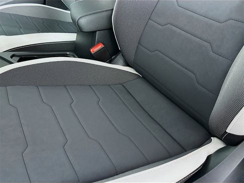 Used 2025 Volkswagen Taos SE image 24