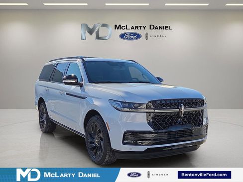 New 2026 Lincoln Navigator Reserve w/ Jet Appearance Package image 1