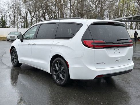 New 2026 Chrysler Pacifica Limited image 11
