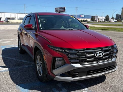 Used 2025 Hyundai Tucson SE image 1