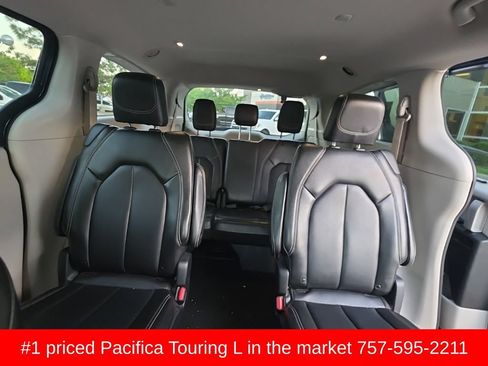 Used 2023 Chrysler Pacifica Touring-L FWD image 18