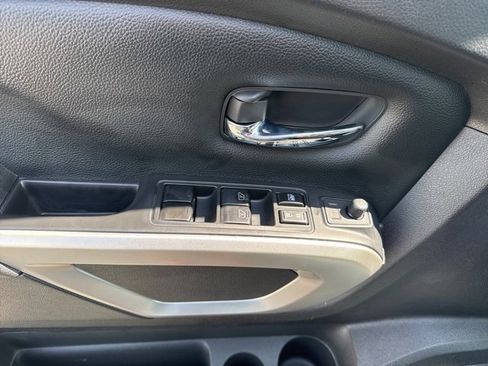 Used 2022 Nissan Titan SV w/ SV Convenience Package image 9