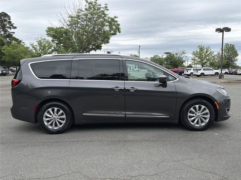 Used 2018 Chrysler Pacifica Touring-L Plus FWD image 32