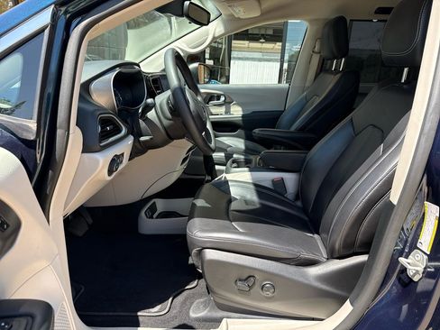 Used 2023 Chrysler Pacifica Touring-L FWD image 8