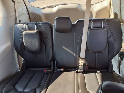 Used 2024 Chrysler Pacifica Touring-L FWD image 19