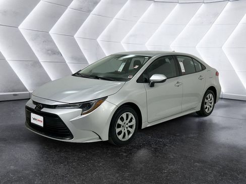 Used 2023 Toyota Corolla LE image 3
