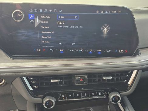 Used 2025 Chevrolet Suburban Z71 image 28