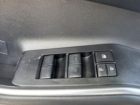 Used 2025 Toyota Highlander LE FWD image 15