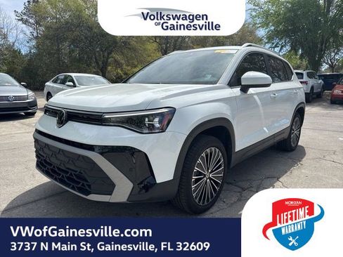 Certified 2025 Volkswagen Taos SE w/ Panoramic Sunroof Package image 2