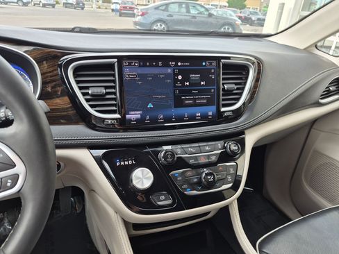 Used 2024 Chrysler Pacifica Limited FWD image 29