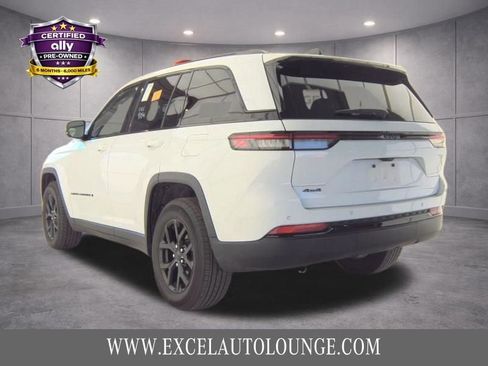 Used 2025 Jeep Grand Cherokee Altitude AWD/4WD image 3