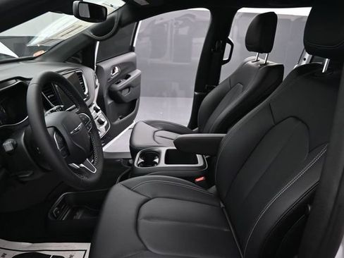 New 2025 Chrysler Voyager LX image 23