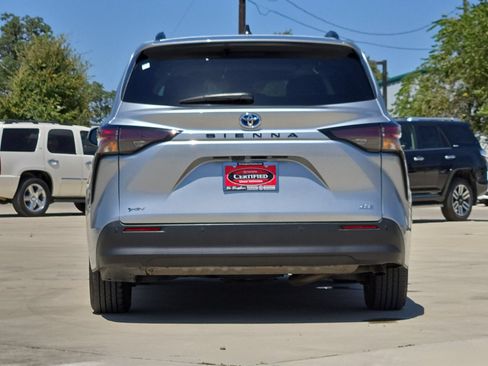 Used 2025 Toyota Sienna XLE FWD image 4