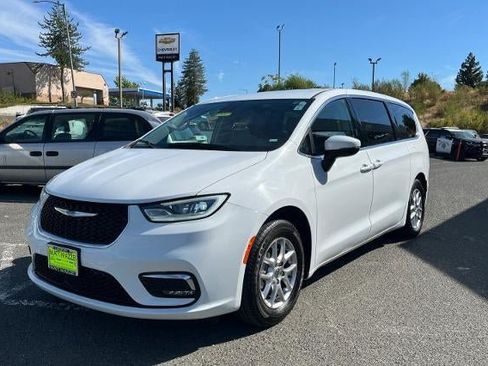 Used 2023 Chrysler Pacifica Touring-L FWD image 14