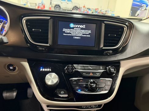 Used 2021 Chrysler Voyager L FWD image 43